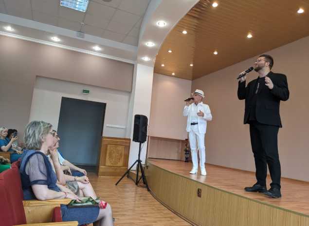 Солисты ЭДА «Экспресс-бэнд» поздравили пензенских медиков с профессиональным праздником